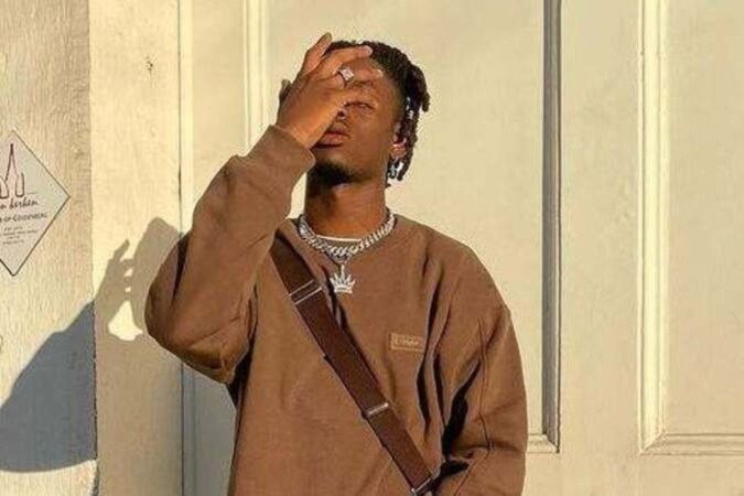 Acessórios como cordões ou relógios são bastante usados na tendência. 