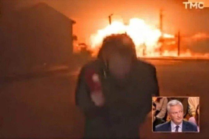 O repórter Paul Gasnier, da rede TMC, da França, foi surpreendido pela explosão de um míssil durante entrada ao vivo direto da Ucrânia - (crédito: Reprodução) O repórter Paul Gasnier, da rede TMC, da França, foi surpreendido pela explosão de um míssil durante entrada ao vivo direto da Ucrânia - (crédito: Reprodução)