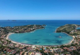  Foto de drone da Praia da Ferradura em Búzios, Rio de Janeiro