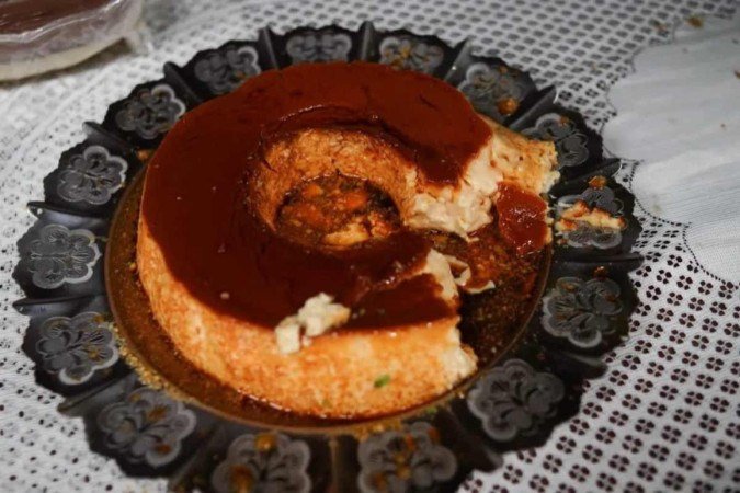 Ao ser atingido, pudim ficou destroçado. O incidente não impediu, porém, que a família comesse o doce