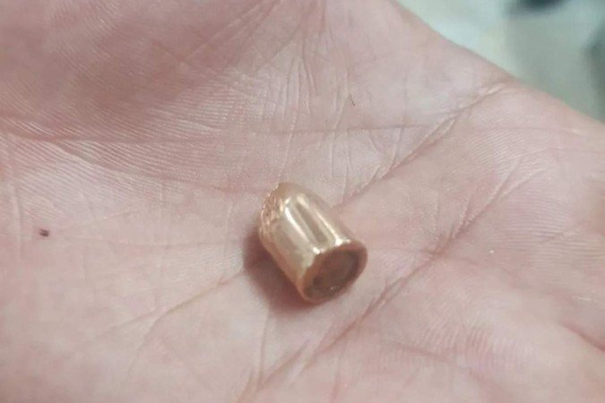 O projétil que atingiu a casa e o pudim foi guardado pela família de recordação