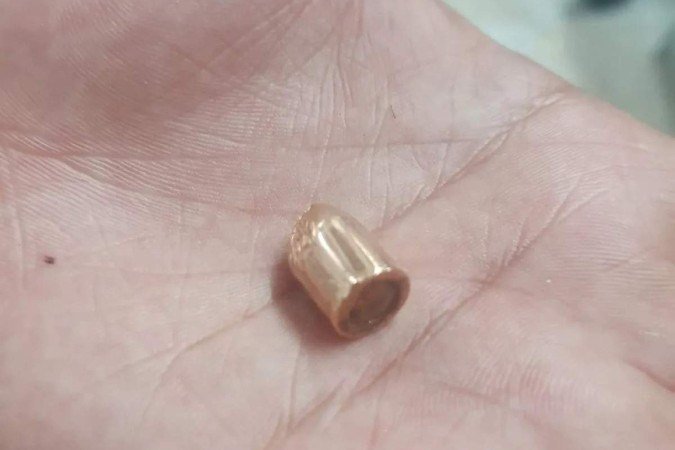 O projétil que atingiu a casa e o pudim foi guardado pela família de recordação