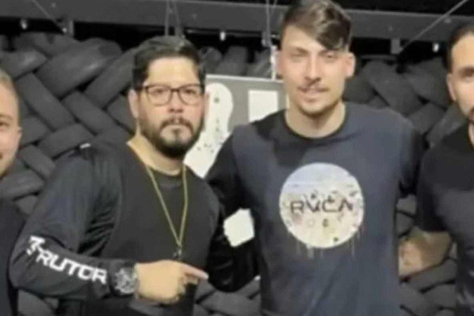 Maciel Carvalho (E) já atuou como empresário de Jair Renan Bolsonaro e foi professor de tiro do filho 04 do ex-presidente Jair Bolsonaro - (crédito: Reprodução/Divulgação ) Maciel Carvalho (E) já atuou como empresário de Jair Renan Bolsonaro e foi professor de tiro do filho 04 do ex-presidente Jair Bolsonaro - (crédito: Reprodução/Divulgação )