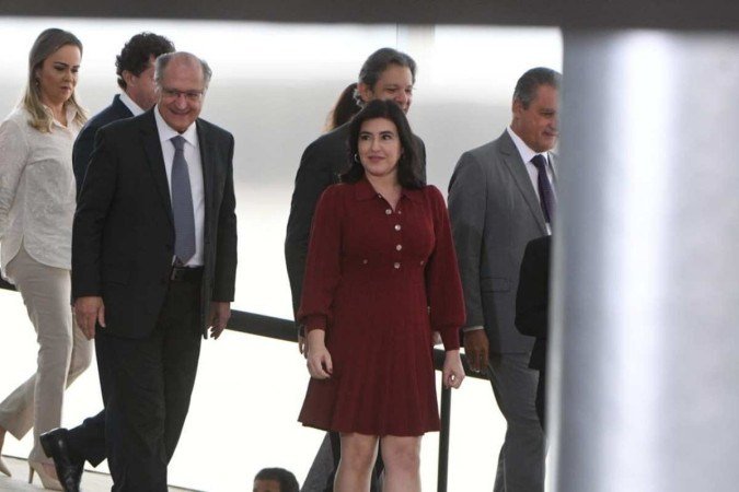 Tebet, Alckmin e outros ministros durante posse da ministra do Desenvolvimento