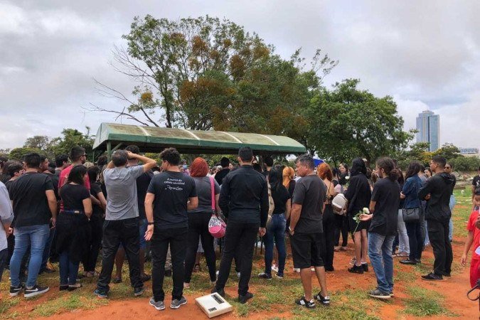 Isis Tabosa Araújo, 21 anos, foi enterrada na manhã desta quinta na presença de familiares e amigos - (crédito: Rafaela Martins/CB/D.A Press) Isis Tabosa Araújo, 21 anos, foi enterrada na manhã desta quinta na presença de familiares e amigos - (crédito: Rafaela Martins/CB/D.A Press)