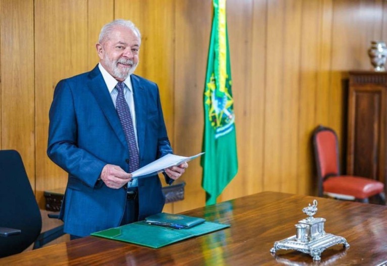 Em 2º dia no Planalto, Lula segue em reuniões: "Trabalhando com muita dedicação"
