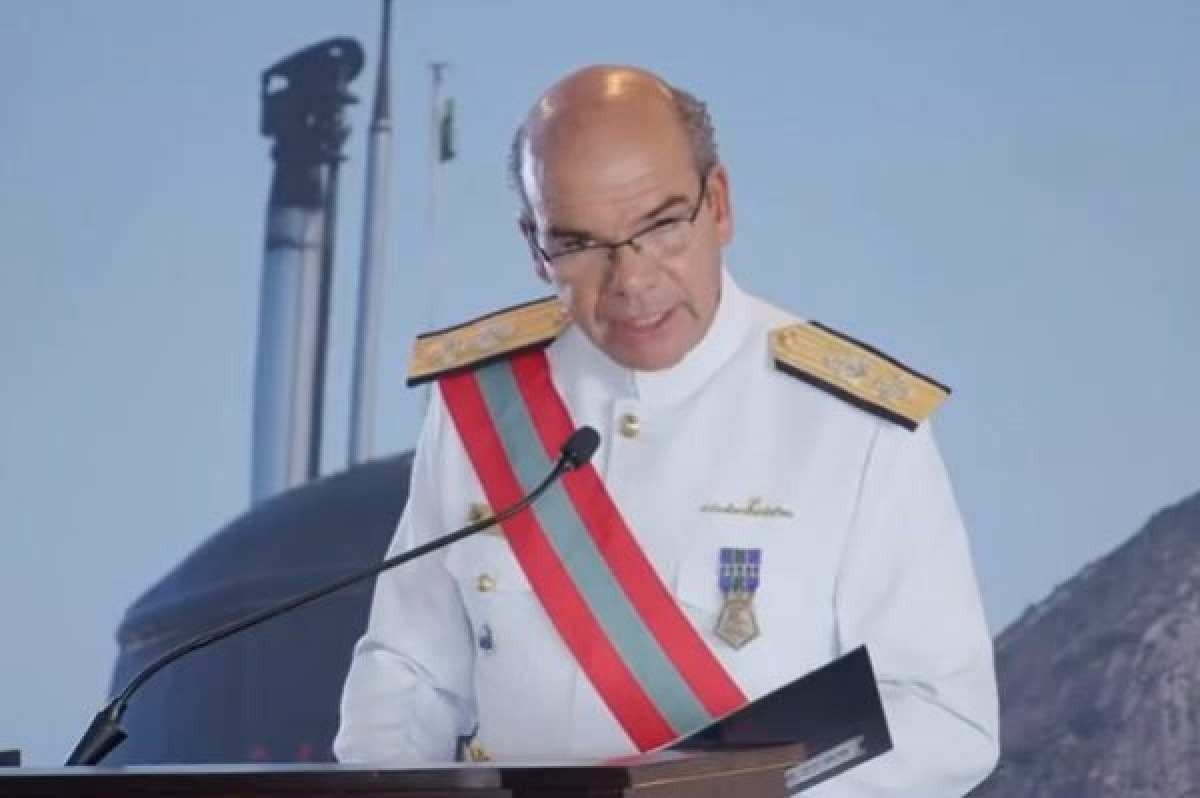 Sem a presença do antecessor, novo comandante da Marinha assume o cargo