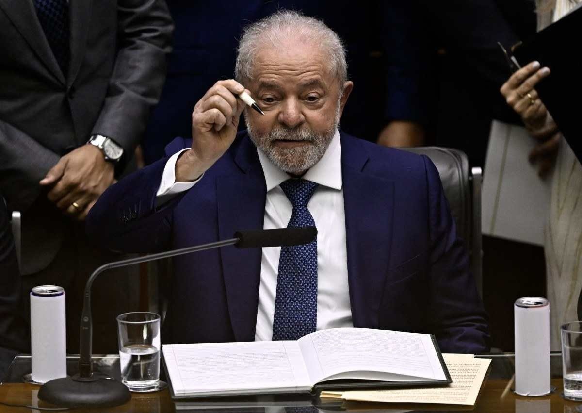  O novo presidente do Brasil, Luiz Inácio Lula da Silva, conta a história da caneta que ganhou de presente em 1989 ao assinar o documento de posse durante sua cerimônia de posse no Congresso Nacional em Brasília, em 1º de janeiro de 2023.