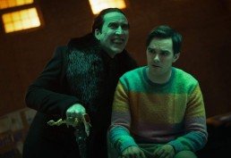 Nicolas Cage e Nicholas Hoult em cena da comédia Renfield: dando o sangue pelo chefe -  (crédito: Universal Pictures / Divulgação)