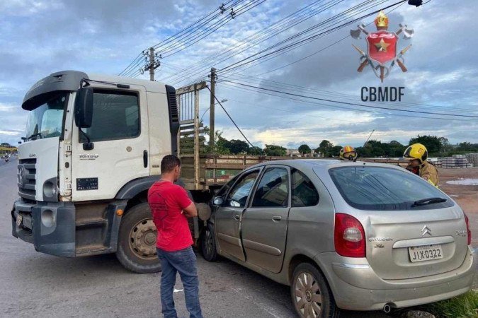 Acidente causou o bloqueio de uma das faixas da via, em Sobradinho. - (crédito: Divulgação/CBMDF) Acidente causou o bloqueio de uma das faixas da via, em Sobradinho. - (crédito: Divulgação/CBMDF)