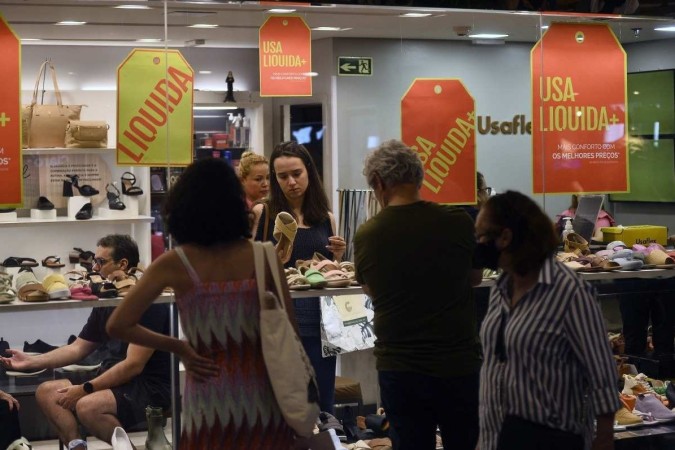 Consumidores estão pesquisando mais, antes de comprar algum produto em liquidação -  (crédito: Minervino JÃºnior/CB/D.A.Press)