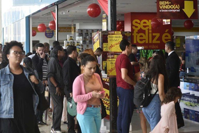 Loja de departamento registrou fila de clientes
