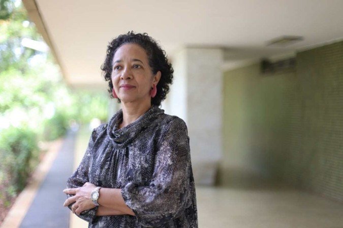 Dione Moura, jornalista, professora titular, Diretora da Faculdade de Comunicação  da UnB (FAC-UnB) e foi a relatora do projeto de cotas e ingresso de indígenas da UnB