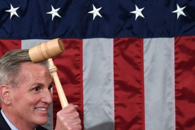 Newly elected Speaker of the US House of Representatives Kevin McCarthy holds the gavel after he was elected on the 15th ballot at the US Capitol in Washington, DC, on January 7, 2023. - Kevin McCarthy's election to his dream job of speaker of the US House of Representatives was secured through a mix of bombproof ambition, a talent for cutting deals and a proven track record of getting Republicans what they need.
He only won election as speaker after they forced him to endure 15 rounds of voting -- a torrid spectacle unseen in the US Capitol since 1859. (Photo by OLIVIER DOULIERY / AFP)
Câmara representantes estados unidos
estados unidos
- (crédito: AFP) Newly elected Speaker of the US House of Representatives Kevin McCarthy holds the gavel after he was elected on the 15th ballot at the US Capitol in Washington, DC, on January 7, 2023. - Kevin McCarthy's election to his dream job of speaker of the US House of Representatives was secured through a mix of bombproof ambition, a talent for cutting deals and a proven track record of getting Republicans what they need.
He only won election as speaker after they forced him to endure 15 rounds of voting -- a torrid spectacle unseen in the US Capitol since 1859. (Photo by OLIVIER DOULIERY / AFP)
Câmara representantes estados unidos
estados unidos
- (crédito: AFP)