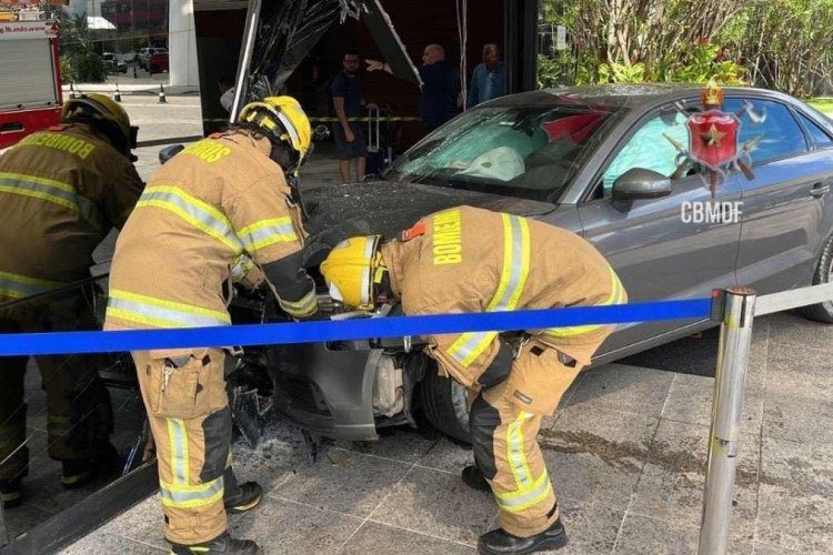 Carro invade hotel Royal Tulip e atropela duas pessoas