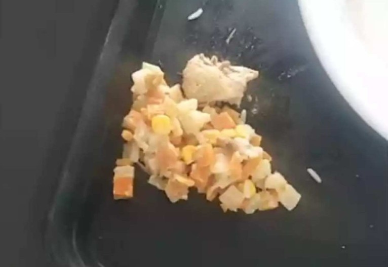 Vídeo mostra larvas em salgado de padaria em Uberaba; criança reclamou de ' bichinhos' ao comer, Triângulo Mineiro