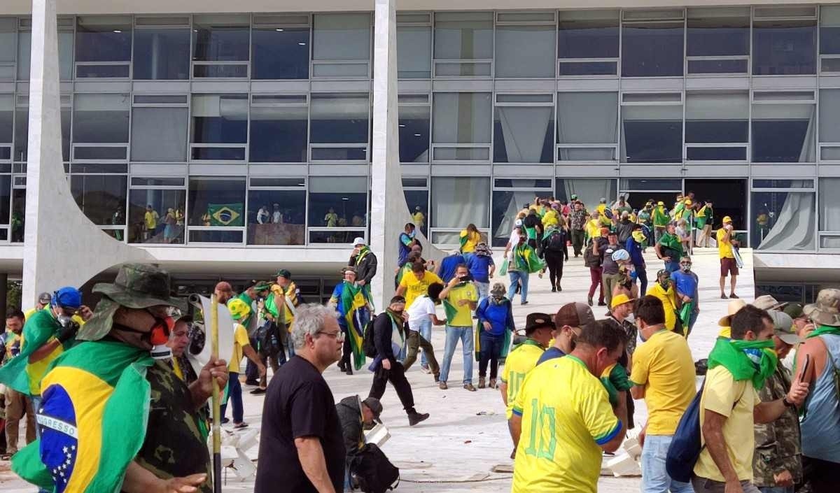 Bolsonaristas invadiram o Palácio do Planalto, em 8 de janeiro, e destruíram obras  de arte e grande parte do prédio