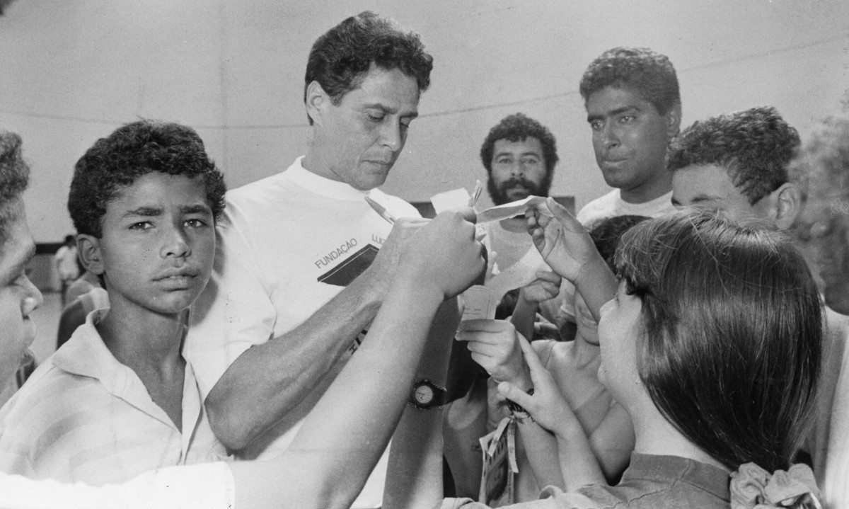 4-08-2--19. Credito: Walter Carvalho/CB/D.A Press. Brasil. Brasilia - DF. Roberto Dinamite, ex-jogador do Vasco da Gama, concede autografo durante aula de futebol para criancas no Ginasio Serejinho, em Taguatinga.