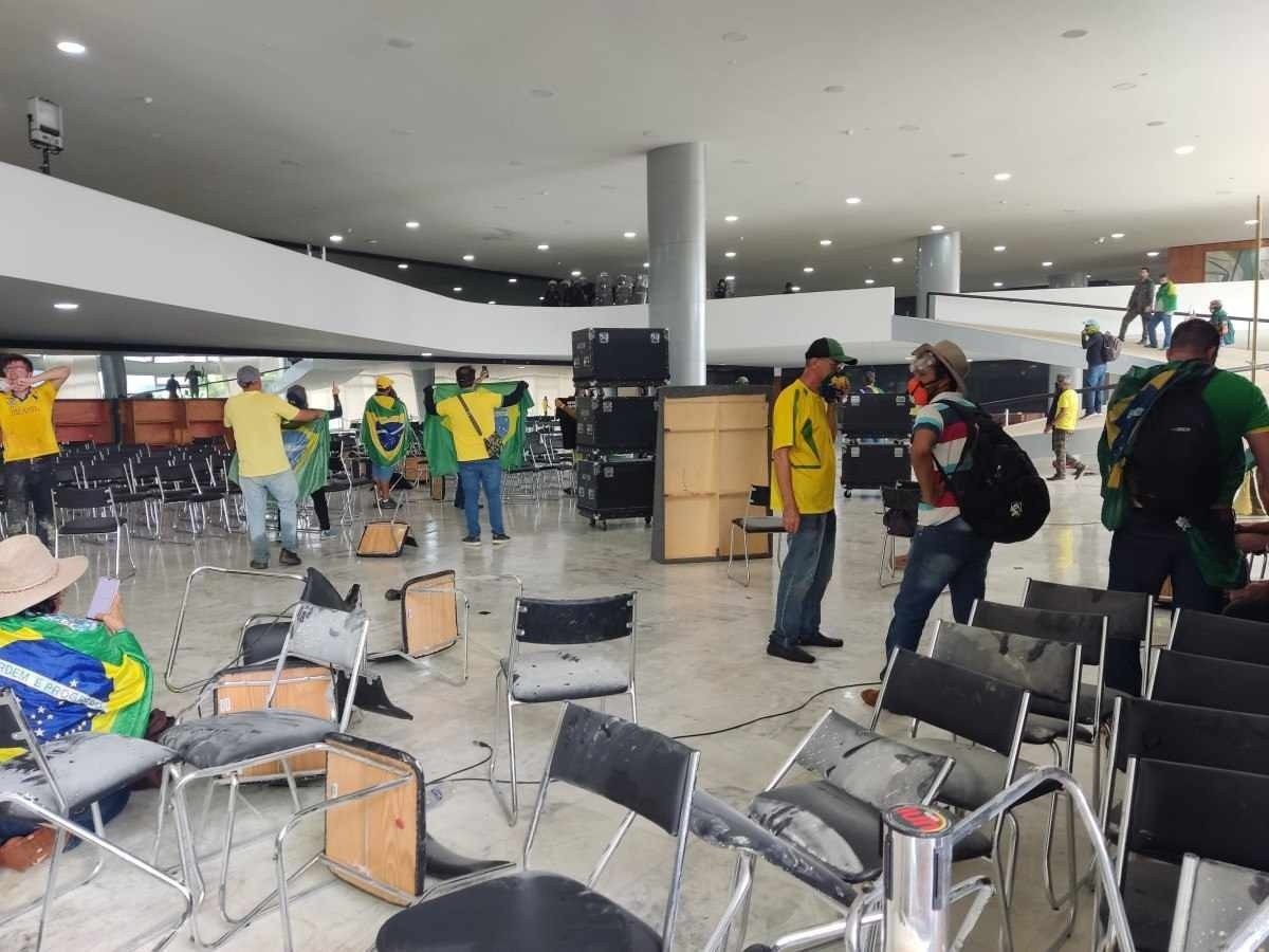  08/01/2023. Manifestantes invadem Congresso, STF e Palacio do Planalto.       