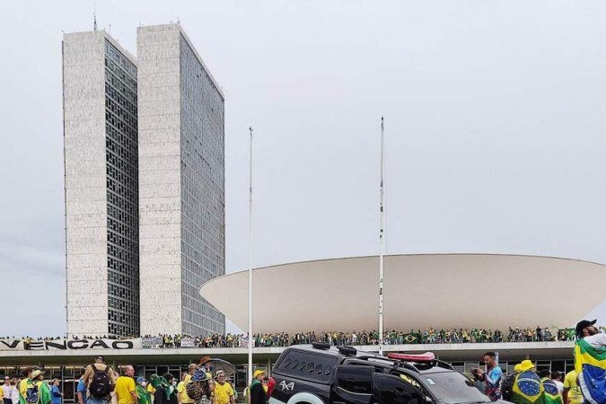 Manifestantes invadem Congresso, STF e Palacio do Planalto.