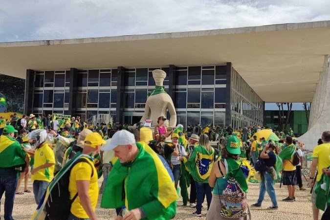 08/01/2023. Manifestantes invadem Congresso, STF e Palacio do Planalto.
- (crédito: Ed Alves/CB) 08/01/2023. Manifestantes invadem Congresso, STF e Palacio do Planalto.
- (crédito: Ed Alves/CB)
