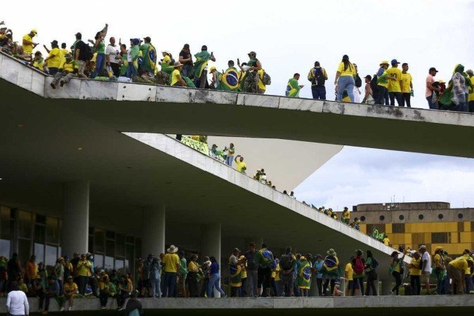  Manifestantes invadem Congresso, STF e Pal..cio do Planalto.
    