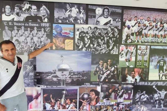 Guto Rollemberg ao lado das homenagens ao Vasco que fez em casa