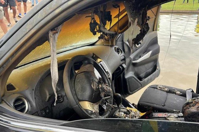 Viatura ficou completamente queimada