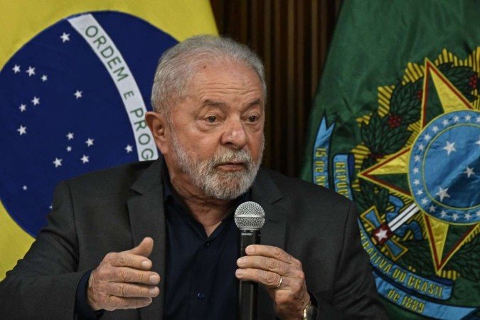  09/01/2023 Crédito: MAURO PIMENTEL/AFP. Brazil's President Luiz Inacio Lula da Silva (R) talks with his Vice-President Geraldo Alckmin during a meeting with Governors at Planalto Palace in Brasilia, on January 9, 2023, a day after supporters of Brazil's far-right ex-president Jair Bolsonaro invaded the Congress, presidential palace, and Supreme Court. - Brazilian security forces locked down the area around Congress, the presidential palace and the Supreme Court Monday, a day after supporters of ex-president Jair Bolsonaro stormed the seat of power in riots that triggered an international outcry. Hardline Bolsonaro supporters have been protesting outside army bases calling for a military intervention to stop Lula from taking power since his election win. 
      