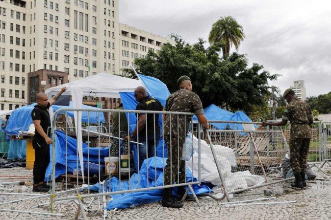 A frustração com as Forças Armadas de parcela de bolsonaristas pode explicar essa queda de confiança. Na foto, um acampamento bolsonarista é desmontado por militares - (crédito: Fernando Frazão/Agência Brasil) A frustração com as Forças Armadas de parcela de bolsonaristas pode explicar essa queda de confiança. Na foto, um acampamento bolsonarista é desmontado por militares - (crédito: Fernando Frazão/Agência Brasil)