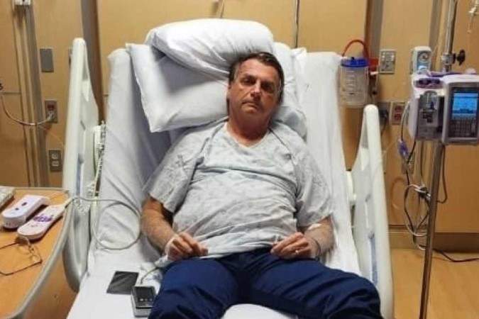 Jair Bolsonaro (PL) posta foto em cama hospitalar e diz que está em observação em hospital nos EUA -  (crédito: Twitter/Reprodução)
