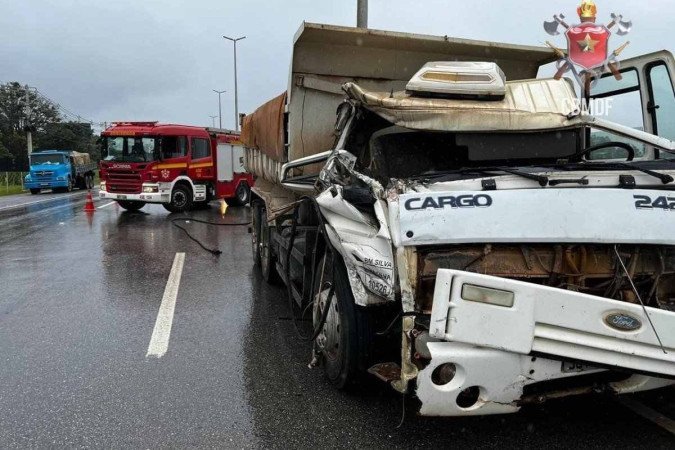 Caminhão atinge dois veículos e uma viatura dos bombeiros durante a atendimento a outro acidente - (crédito: Divulgação/CBMDF) Caminhão atinge dois veículos e uma viatura dos bombeiros durante a atendimento a outro acidente - (crédito: Divulgação/CBMDF)