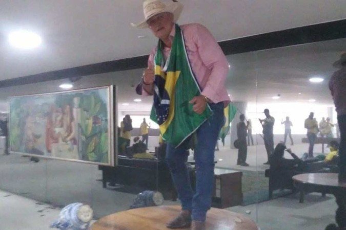 Valmirando, um dos presos, durante a ação deste domingo (8/1) - (crédito: Material cedido ao Correio) Valmirando, um dos presos, durante a ação deste domingo (8/1) - (crédito: Material cedido ao Correio)