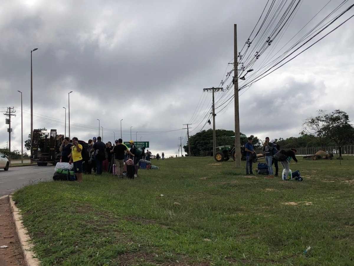 Bolsonaristas presos em acampamento são levados à Academia Nacional da PF