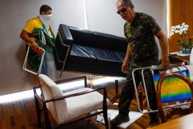 Invasores de prédios públicos se organizaram em grupos bolsonaristas nas redes sociais - Invasores de prédios públicos se organizaram em grupos bolsonaristas nas redes sociais -