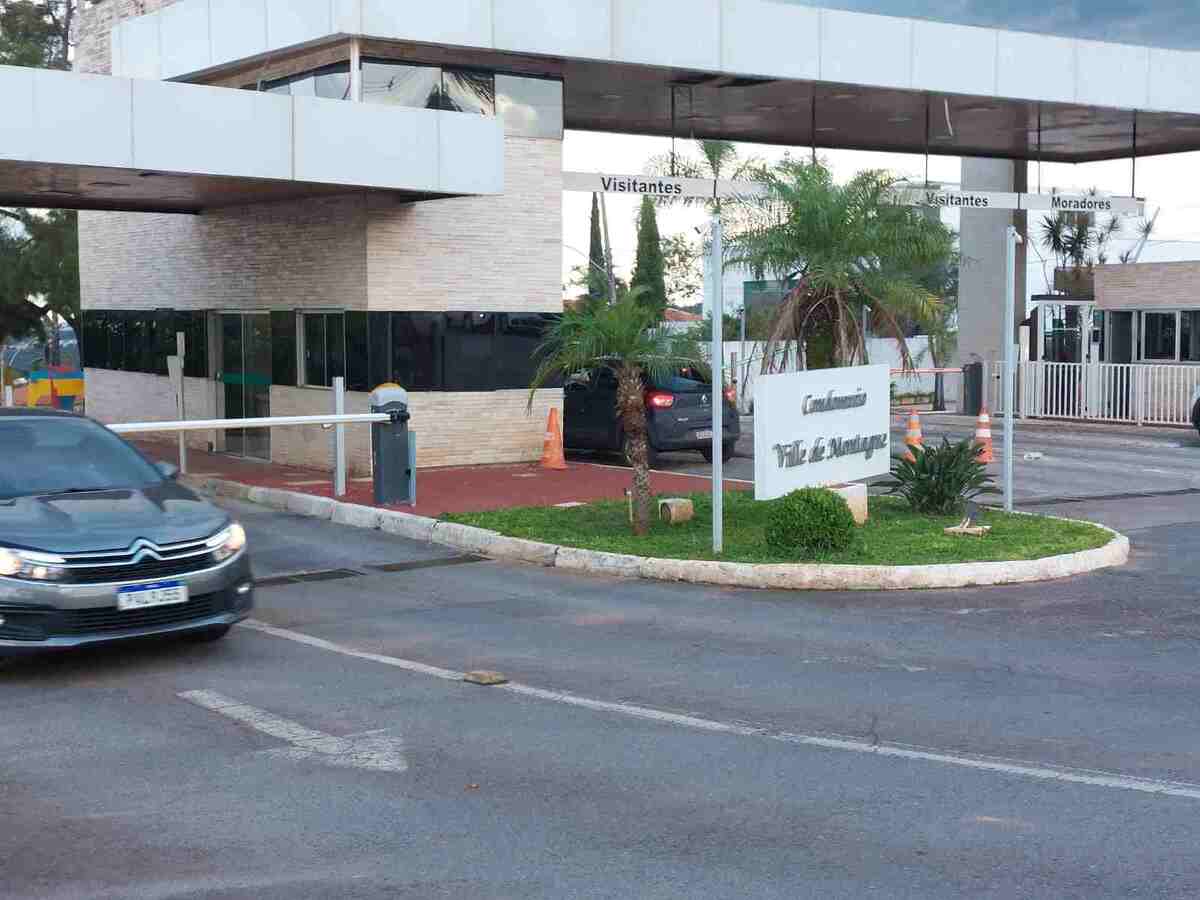 Movimentação no condomínio onde mora o ex-ministro da Justiça Anderson Torres, na região do Jardim Botânico -  (crédito: Victor Correia/CB/D.A.Press)