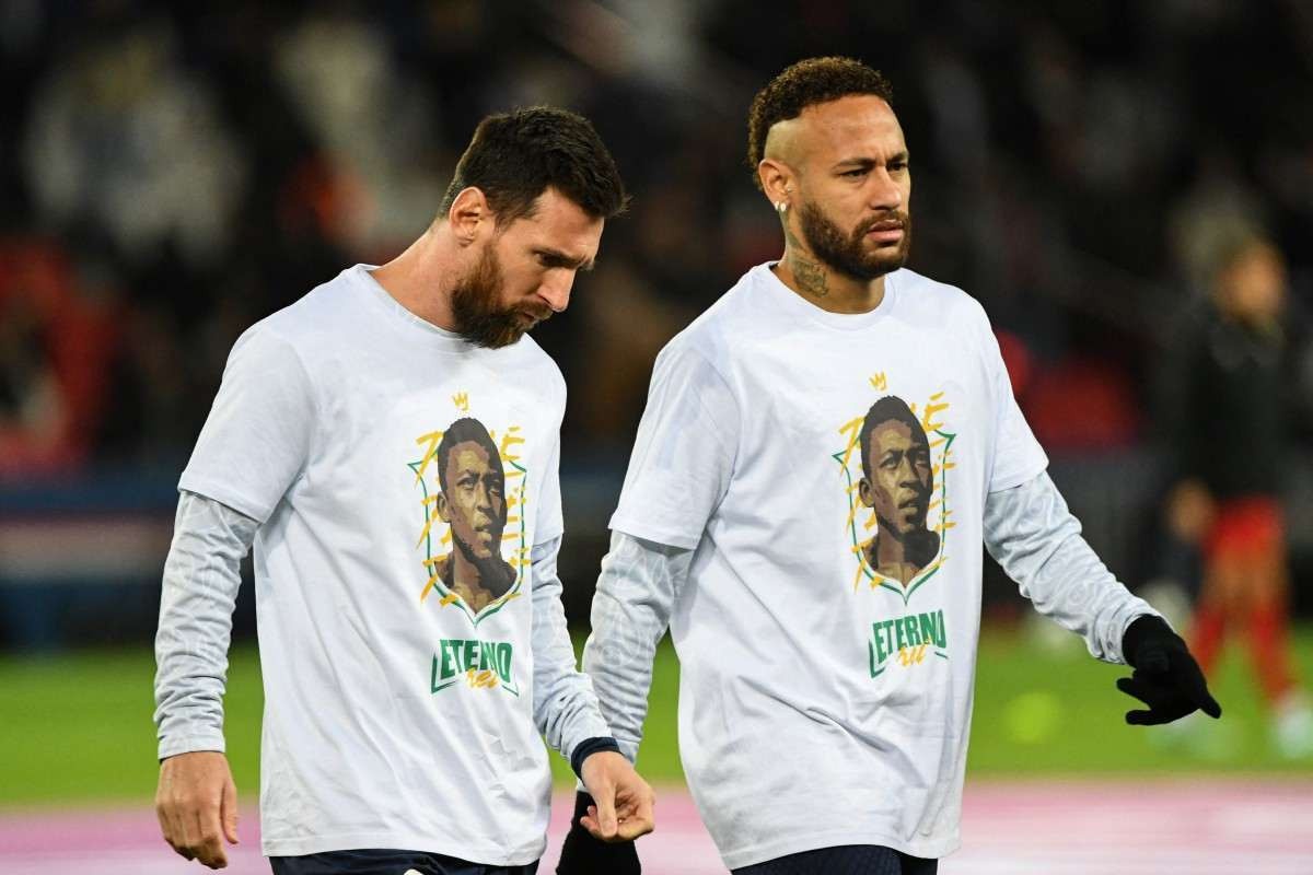 Jogadores do PSG homenageiam Pelé antes de jogo pelo Campeonato Francês