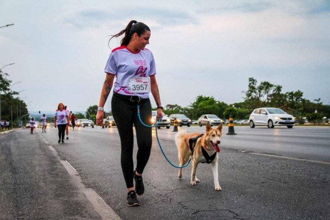 Giovanna Stecanela em corridas de rua com sua cadela.