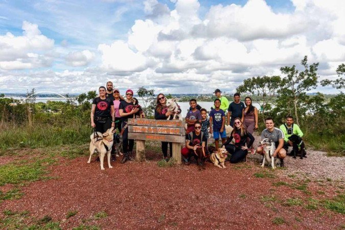 Giovanna Stecanela e o grupo Canicross Bsb (@canicrossbsb) 
ao final de uma prática do esporte.