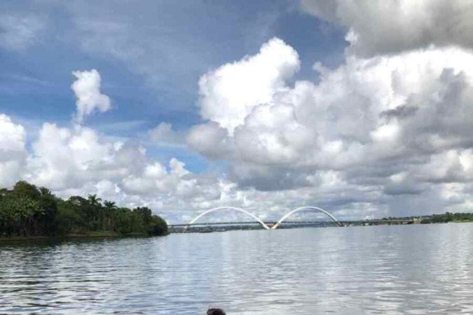 Giovanna Stecanela e sua cadela Lagertha fazendo uma pausa da prática do canicross no Lago Paranoá