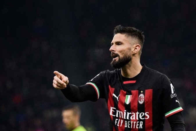  AC Milan's French forward Olivier Giroud gestures during the Italian Serie A football match between AC Milan and AS Roma, at the San Siro stadium in Milan, on January 8, 2023. (Photo by Filippo MONTEFORTE / AFP)
       -  (crédito: Filippo Monteforte/AFP)