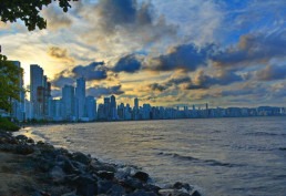 Bela paisagem do contraste entre a praia e os prédios imponentes em Balneário Camboriú 