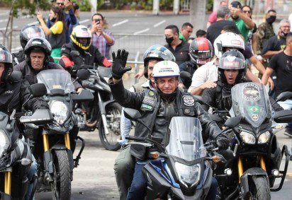 Ex-presidente Jair Bolsonaro durante motociata de Santa Cruz do Capibaribe para Caruaru -  (crédito: Marcos Correa/PR)
