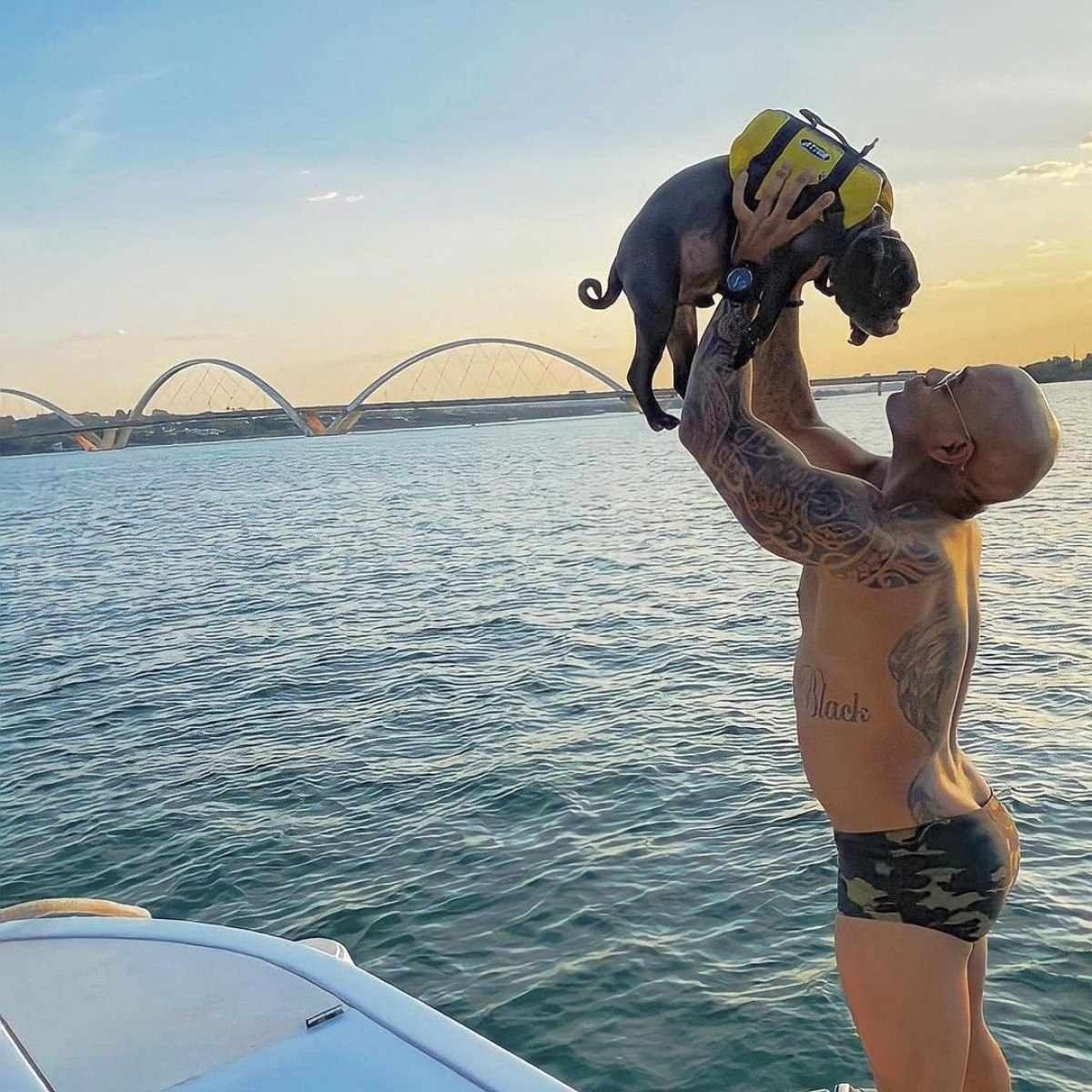 Cezar Black é mais um integrante do time Pipoca do BBB23. Baiano e mora em Brasília há mais de 10 anos. No Instagram leva vida de luxo.