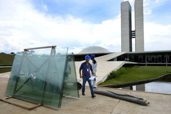 Reposição dos vidros destruídos no ataque do dia 8 de janeiro
