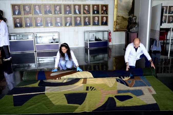 Rastros do vandalismo no Congresso. Em destaque, o tapete de Roberto Burle Marx sendo analisado por Priscila Rocha e Raimundo Nonato.
