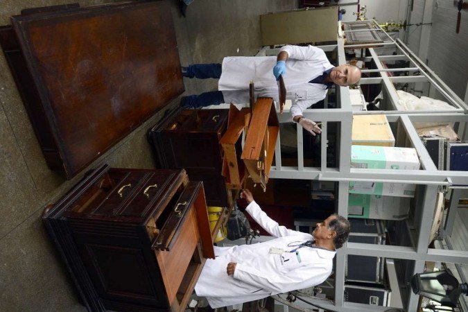  13/01/2023 Crédito: Marcelo Ferreira/CB/D.A. Press Brasília- DF - Estragos do vandalismos no Congresso Nacional,  em destaque peças e obras danificadas do Museu do Senado Federal. Local Reserva Técnica do Museu do Senado Federal. Mesa da época do império no Século XIX que ficava na presidência do Senado Federal. Equipe de conservação e restauração de bens culturais. Priscila Rocha, Raimundo Nonato (careca) e Carlos Senna