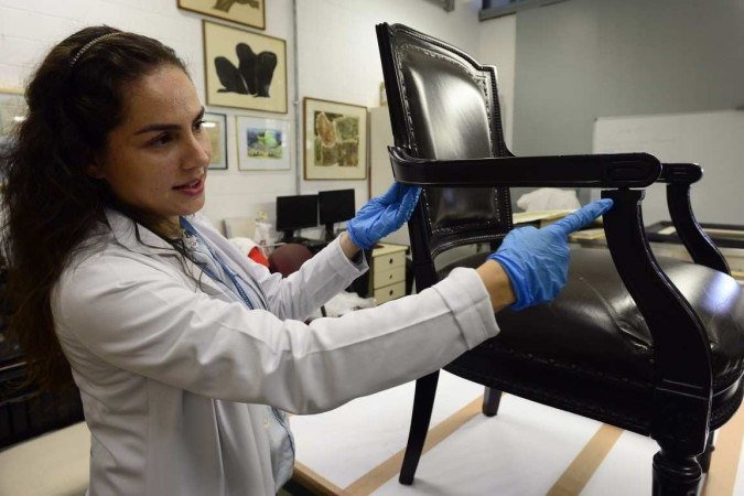  13/01/2023 Crédito: Marcelo Ferreira/CB/D.A. Press Brasília- DF - Estragos do vandalismos no Congresso Nacional,  em destaque peças e obras danificadas do Museu do Senado Federal. Local - Laboratório de restauração, conservação e preservação do museu do Senado Federal. Equipe de conservação e restauração de bens culturais. Priscila Rocha, Raimundo Nonato (careca) e Carlos Senna.