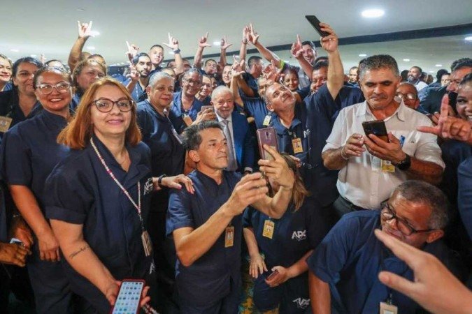 Lula com trabalhadores que limparam o Planalto, depois do estrago feito por vândalos - (crédito: Ricardo Stuckert/Divulgação) Lula com trabalhadores que limparam o Planalto, depois do estrago feito por vândalos - (crédito: Ricardo Stuckert/Divulgação)
