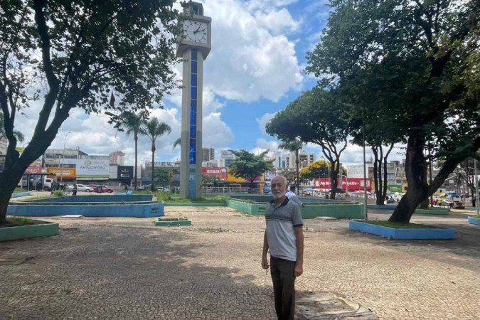 Justo Magalhães Moraes, 72, relembra bons momentos vividos na Praça do Relógio -  (crédito: ANA MARIA POL/CB)